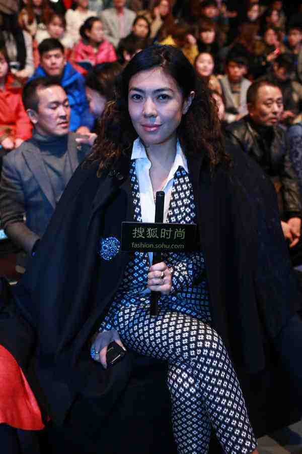 苏芒年近50还穿吊带牛仔裙装嫩身材像少女脸却像老人