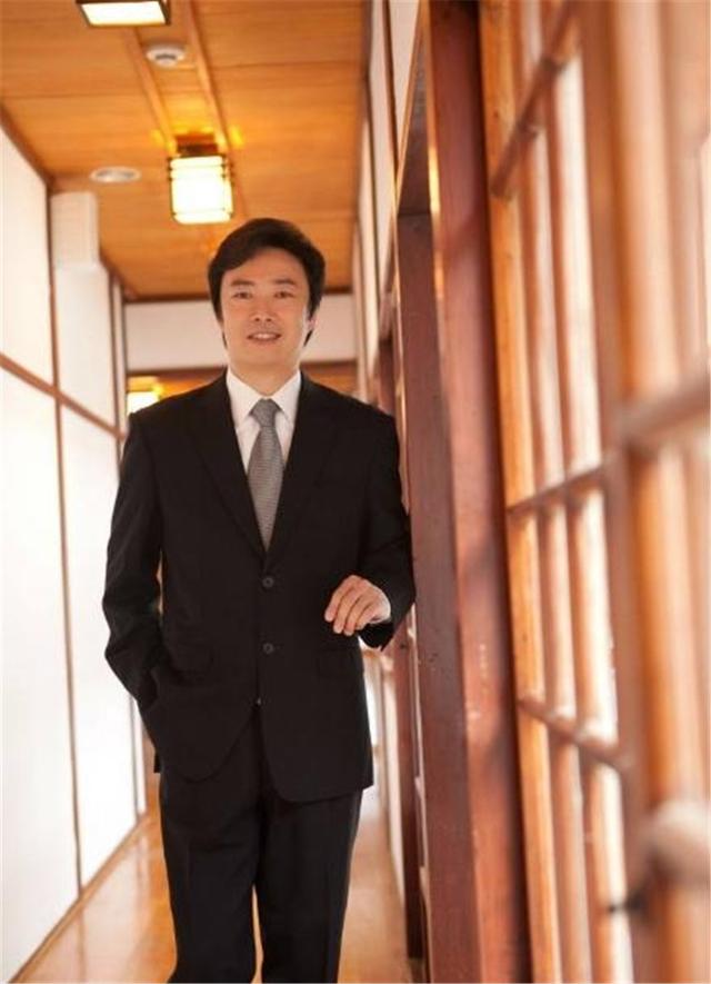 65岁费玉清隐形豪宅,实木家具很讲究,古典麻将桌太厉害了