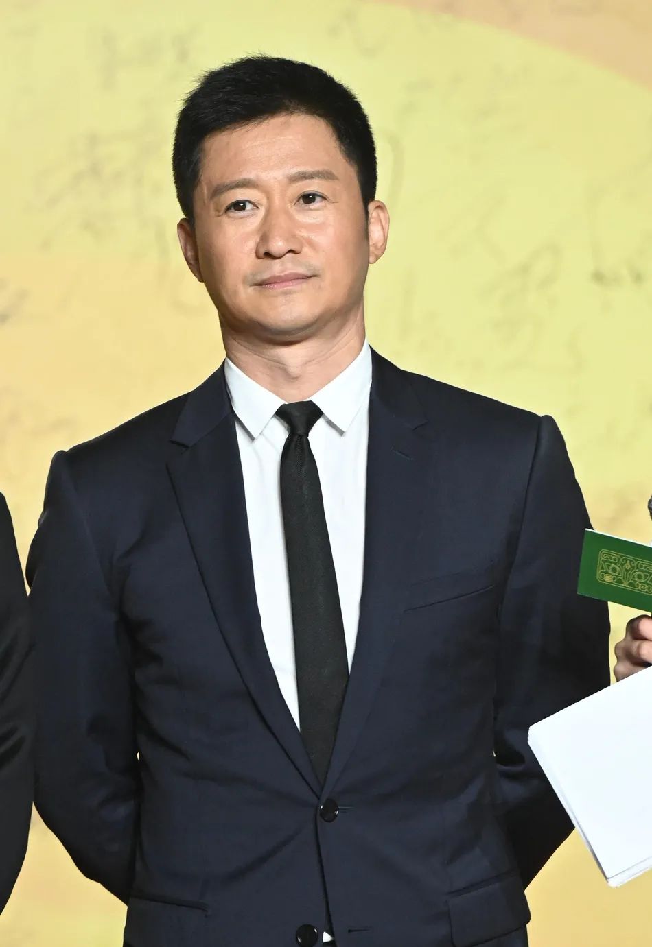 吴京西服笔挺亮相,还是很酷!