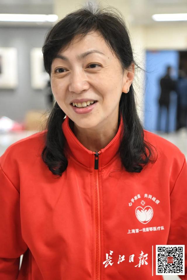大学附属华山医院神经外科急救中心护士长汪慧娟接受长江日报记者采访