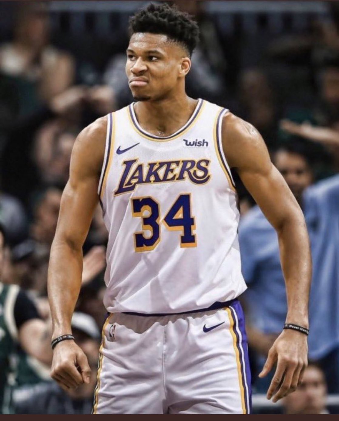 字母弟庆祝湖人进总决赛,网友调侃字母哥