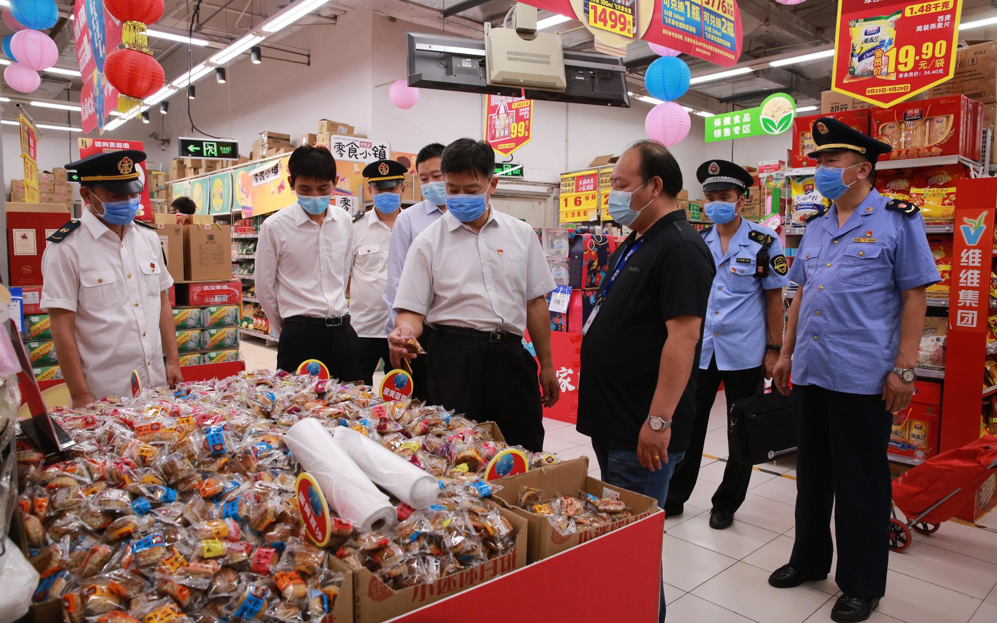 门头沟区市场监管局对超市、农贸市场销售的月饼等食品进行检查。门头沟区市场监管局供图