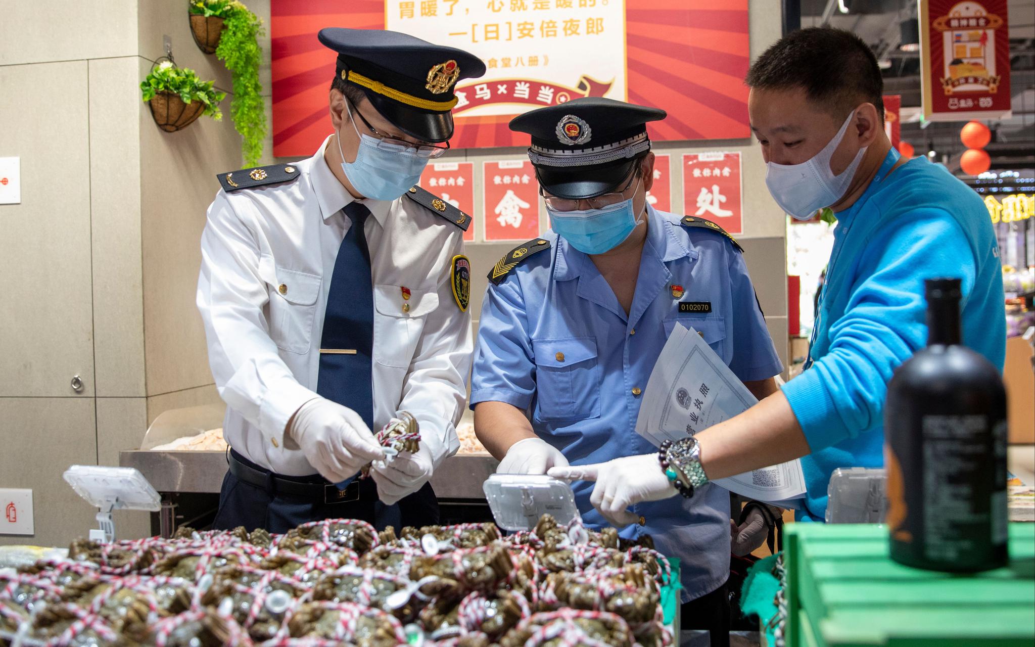 东城区市场监管局核对大闸蟹的合格证明等。东城区市场监管局供图