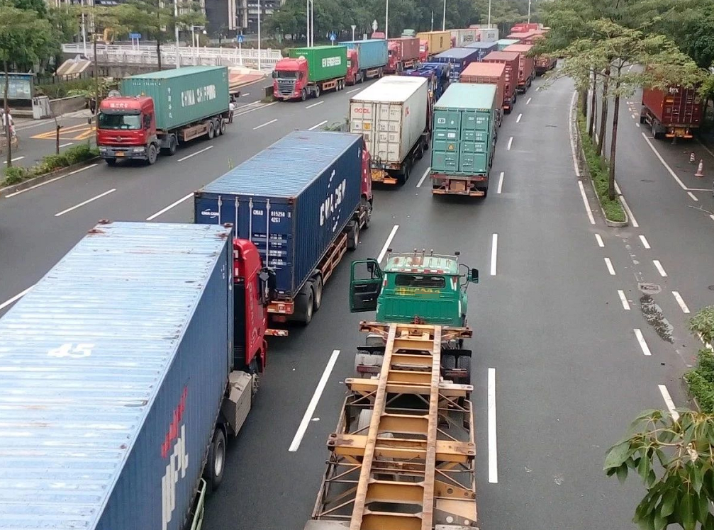 港区集装箱拖车堵的一塌糊涂!(附图片/视频)