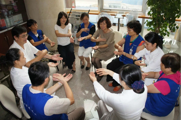 图说:助聋团队交流手语沟通 采访对象供图