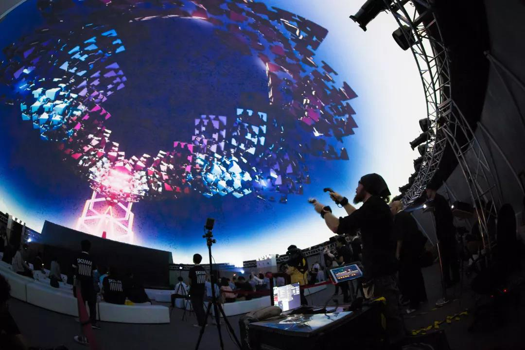 剧透!兰州张掖路步行街将上映最狂拽酷炫的球幕电影