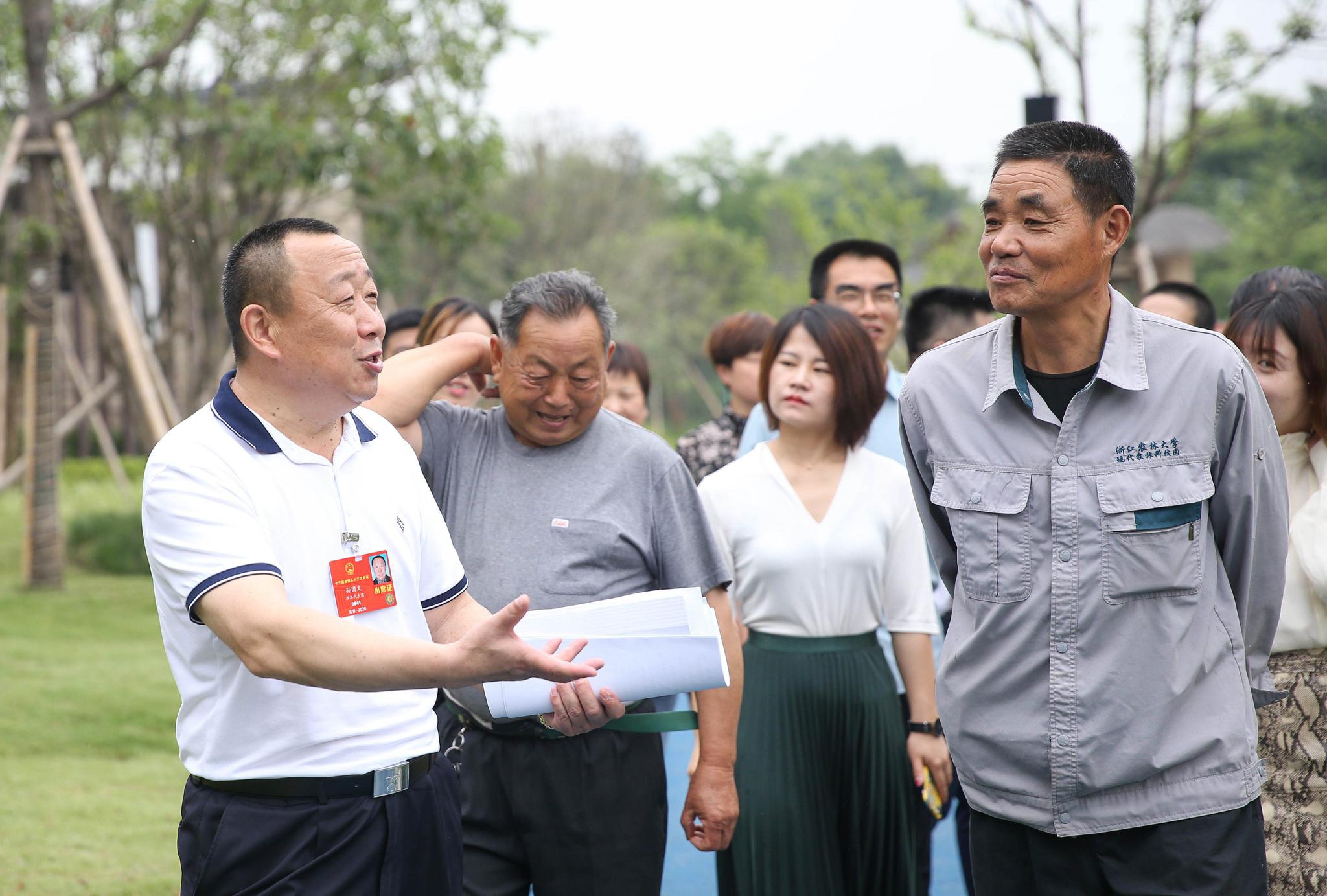 　孙国文代表(左一)与村民在一起