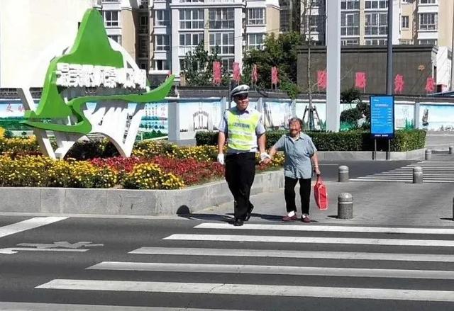 斑马线上,这个相差60岁的手牵手,真暖心|连云港|斑马线|老人_新浪新闻