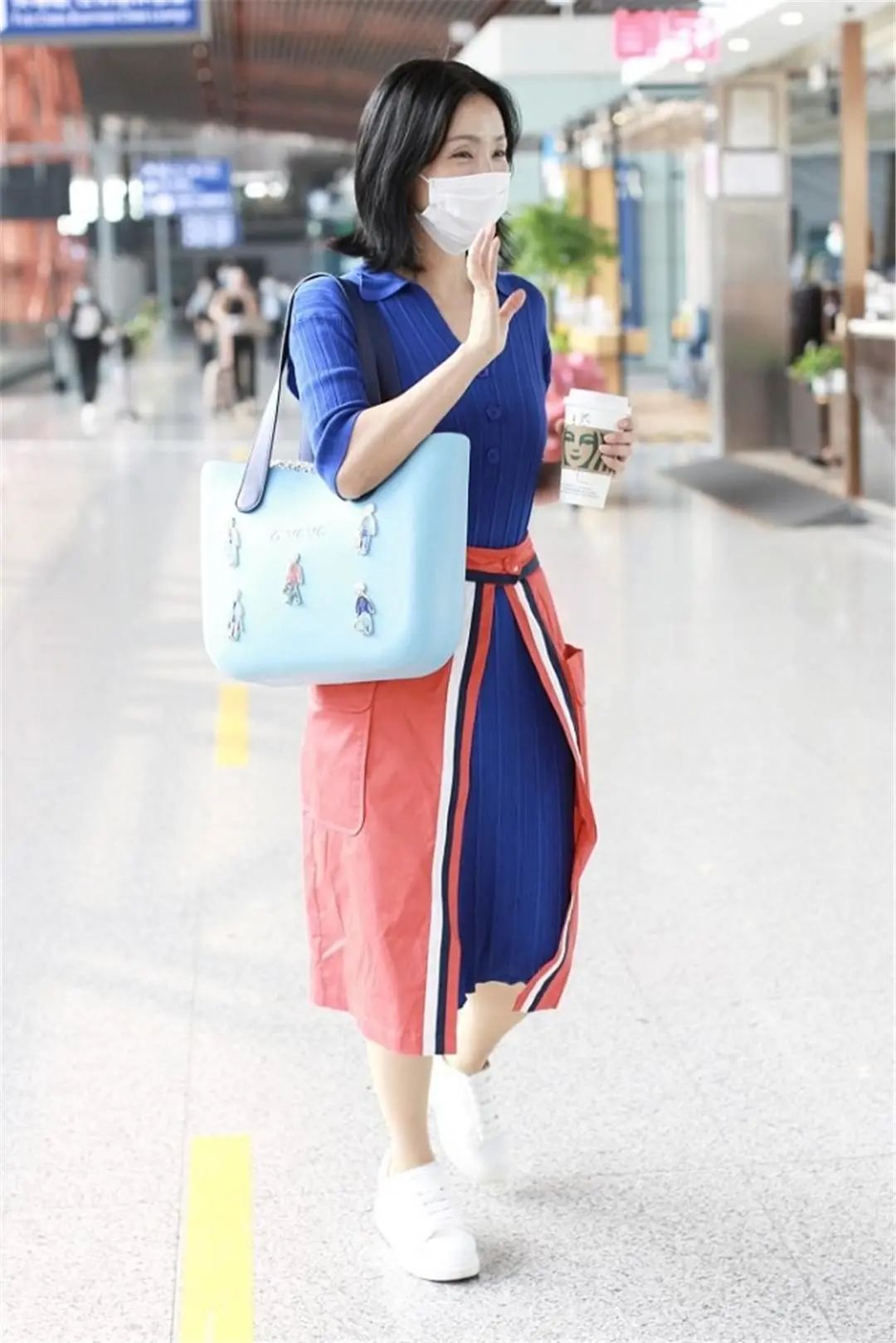 48岁陶虹美的高级,针织裙叠穿开叉裙小腿吸睛,配齐肩短发好减龄