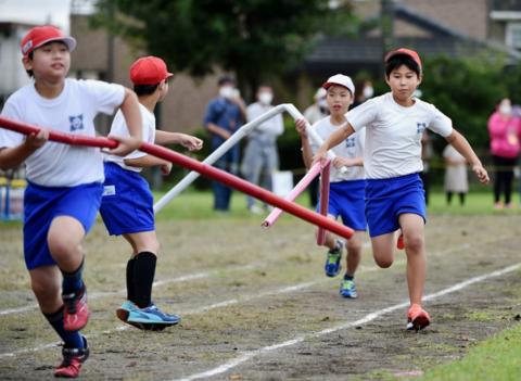 日本小学生用2米长的接力棒比赛（每日新闻）