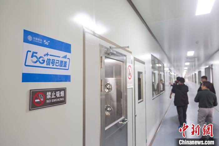 江西鑫铂瑞科技有限公司生产车间走廊上贴着的5G信号标示牌。　刘力鑫 摄