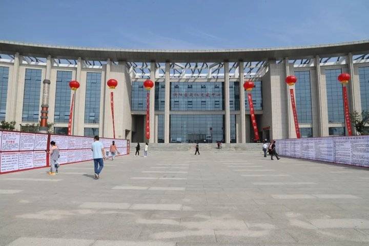9月27日,"才聚济阳金秋送岗"大型综合招聘会在济南市济阳区文体中心