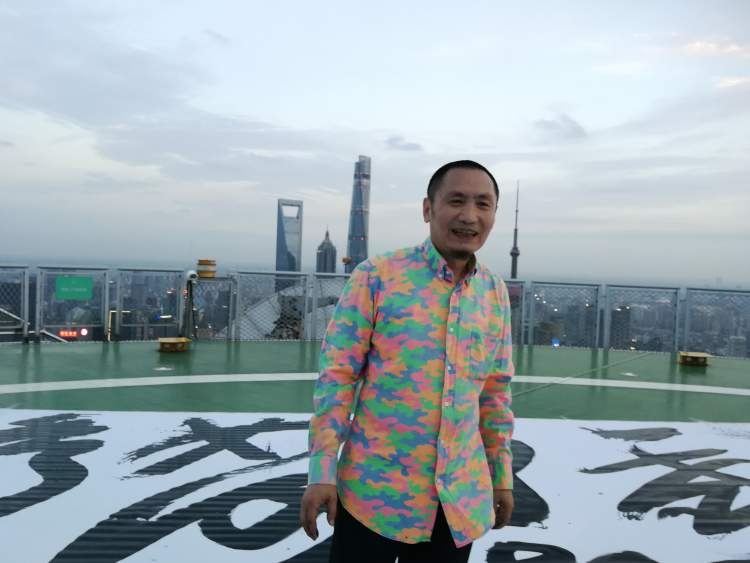 交大教授徐庆华在浦西第一高楼创作巨幅书法作品向国庆献礼