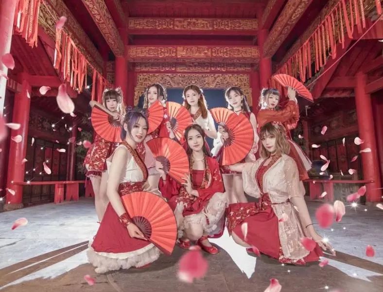 新国潮舞蹈融合古典与时尚长衫翩飞,于盛唐中响起电音等你来看!