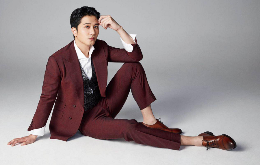 彭冠英最新写真曝光一身酒红色西装气场全开