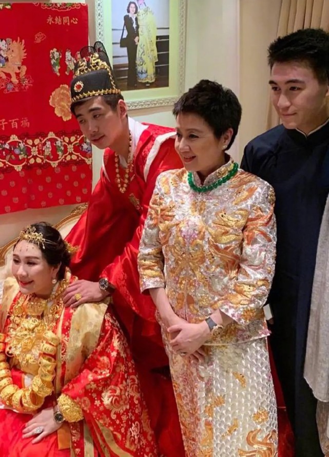 母亲是赌王女儿,父亲是18岁考入哈佛的天才,何超盈女儿背景强