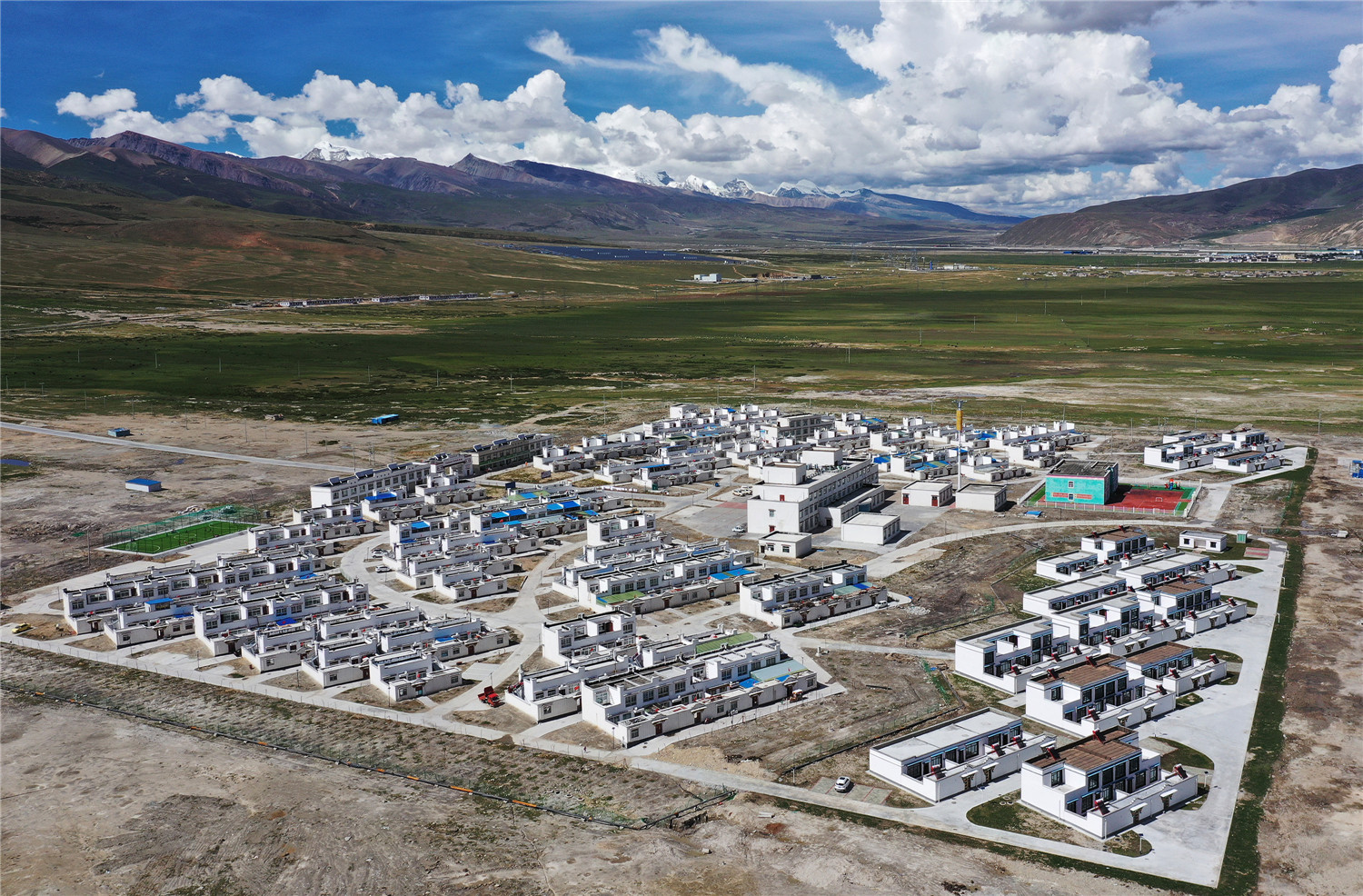 这是位于西藏当雄县羊八井镇的彩渠塘移民新村(8月6日摄,无人机照片).