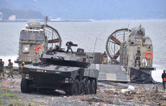 日本“水陆机动团”的16式轮式突击车利用LCAC气垫登陆艇抢滩登陆。（图片来源于网络）