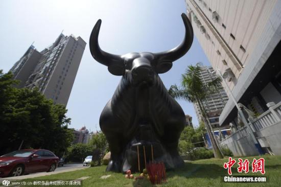 资料图：2015年，厦门现巨型“牛压熊”雕塑，股民专程赶来观望。 图片来源：CFP视觉中国