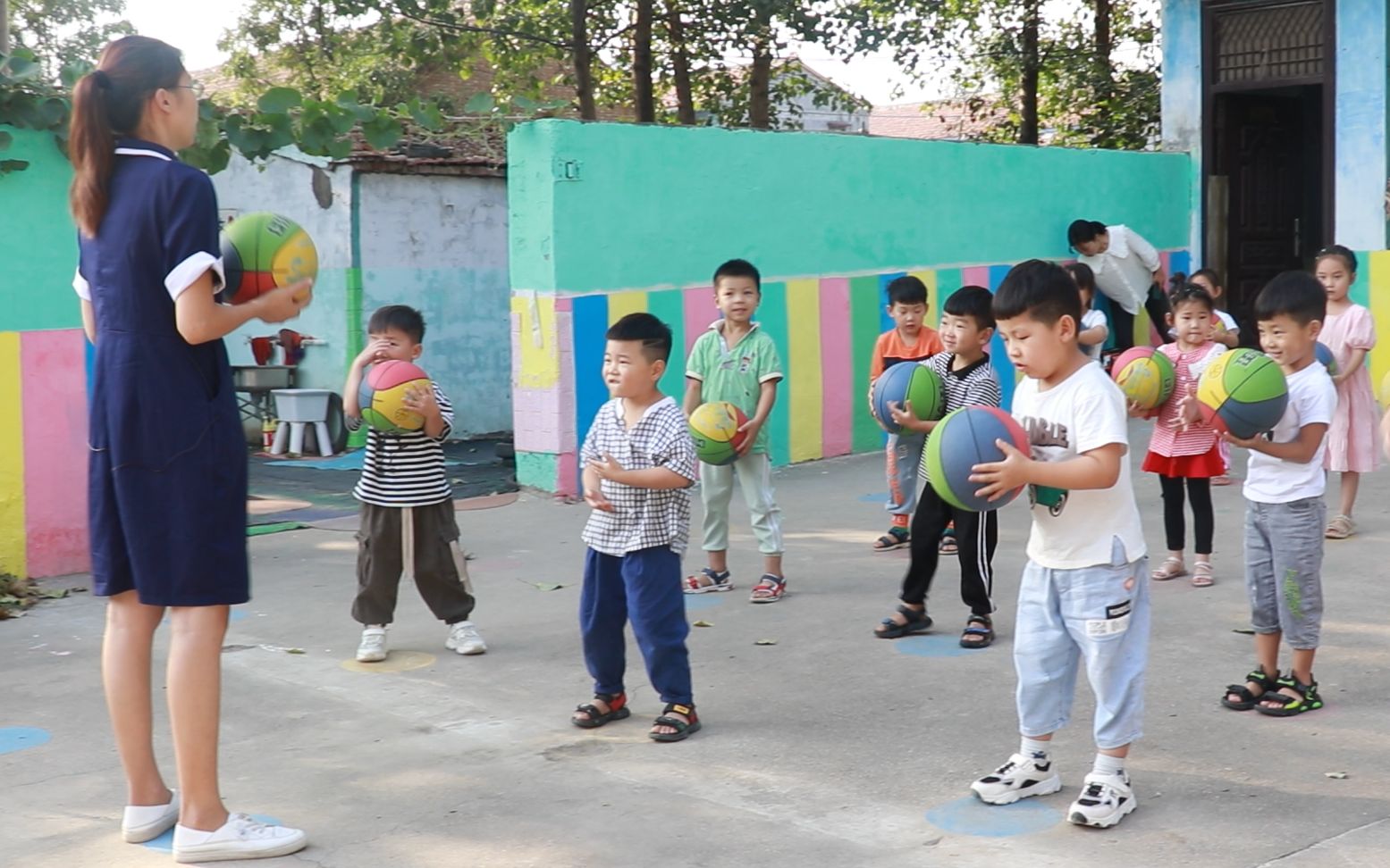幼儿园的小朋友在课外活动。新京报记者 王俊 摄