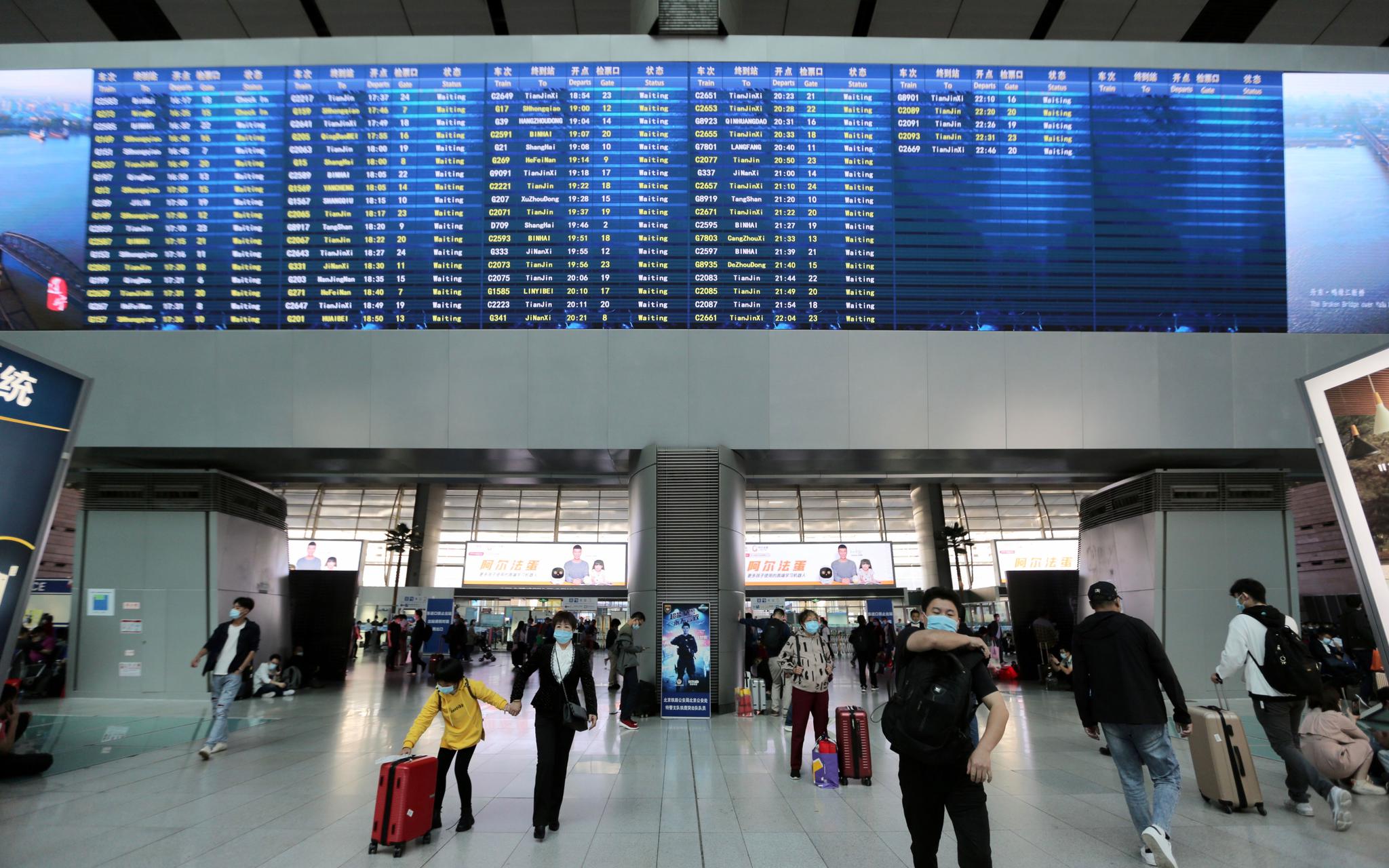 北京南站候车大厅东侧173平方米的车次综合信息屏启用。摄影/新京报记者 郑新洽