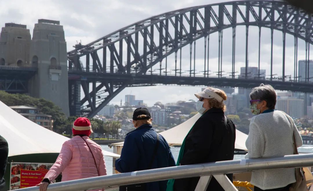 ▲9月1日，游客在澳大利亚悉尼海港大桥畔驻足观望。（新华社发）