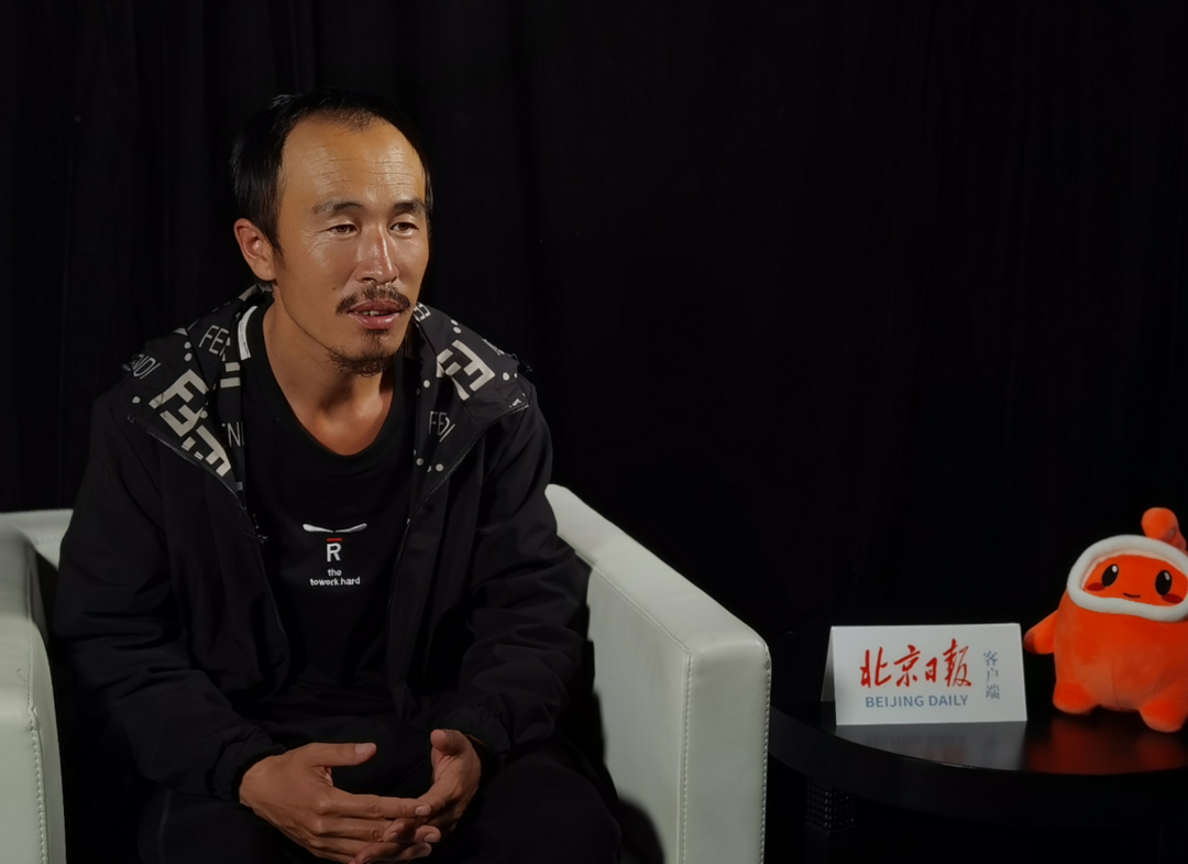 海霞:拿着砖头也会发光|央视|李小刚|海霞_新浪新闻