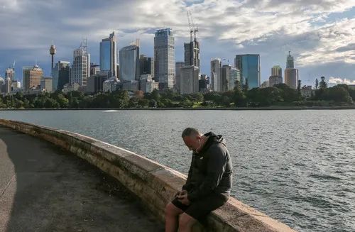 ▲资料图片：4月10日，一名男子在澳大利亚悉尼皇家植物园外堤道上休息。（新华社发）