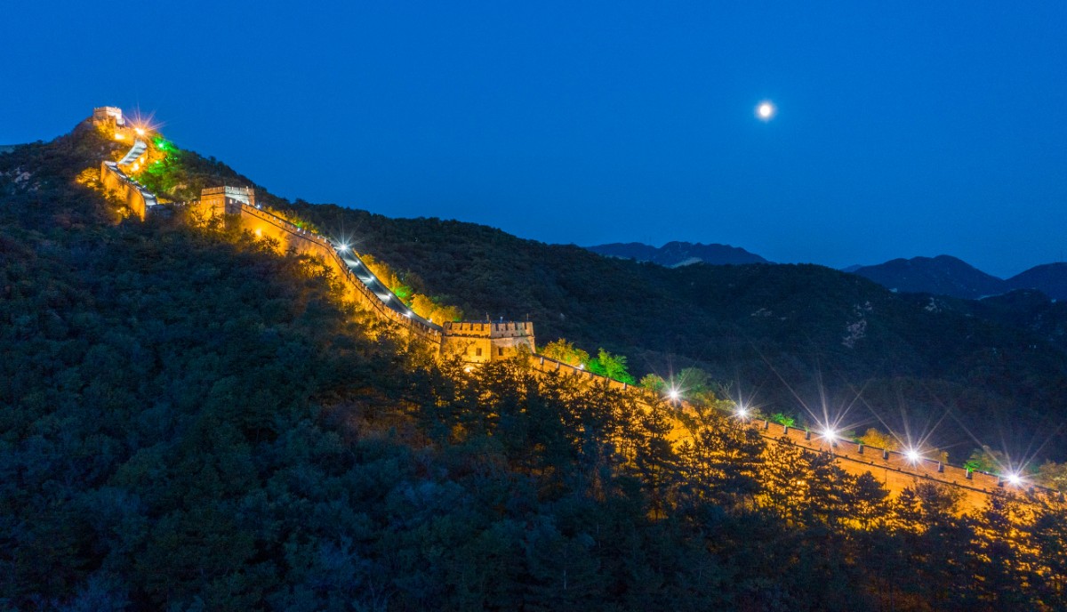 璀璨灯火勾勒长城十一期间八达岭将开放夜长城