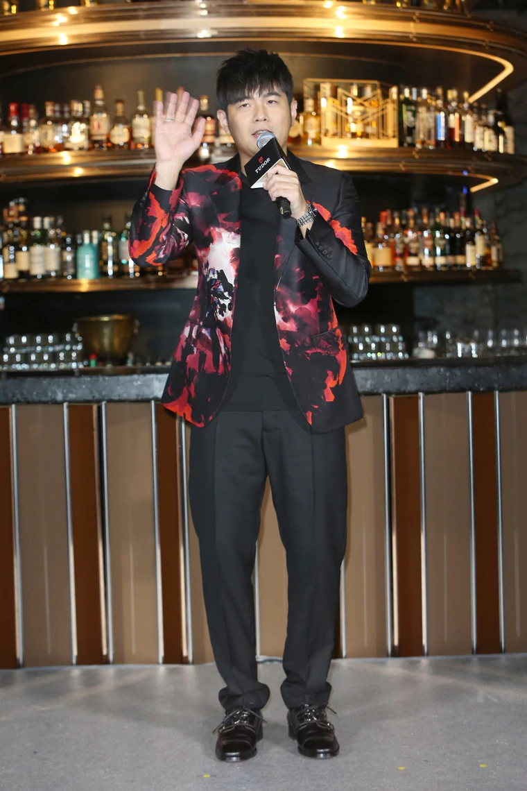 41岁周杰伦中年发福吐槽自己身材称不能被衰老击败期待拍打戏