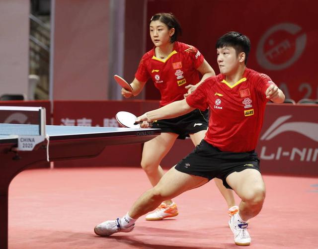樊振东(右)/陈梦在比赛中