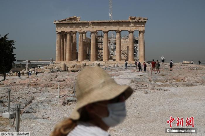 当地时间5月18日，希腊雅典，雅典卫城向公众开放，吸引游客参观。