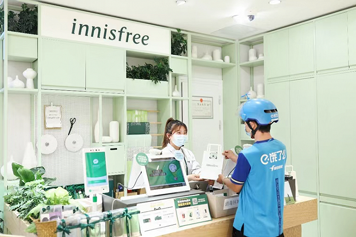 饿了么骑手到Innisfree悦诗风吟门店取货。图片来源：Innisfree悦诗风吟