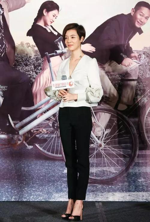 车晓身材瘦弱很扁平,打扮的又中性,全身上下没一点 女人味!