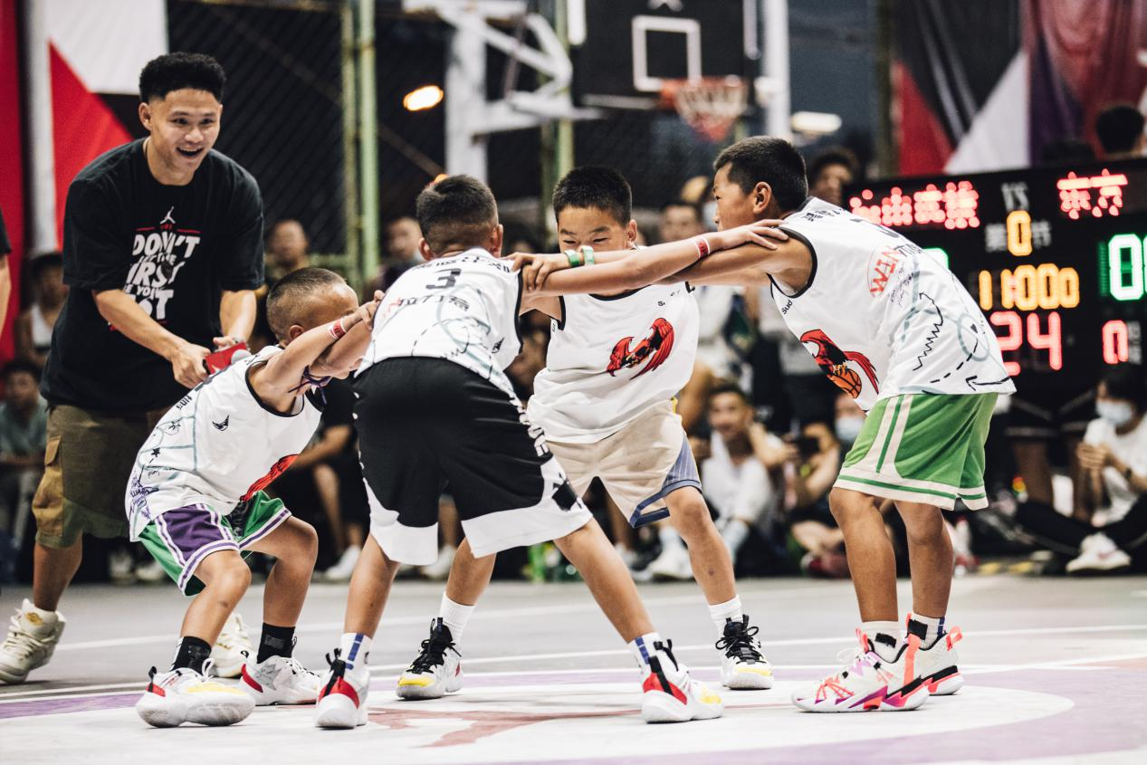 来自大凉山的少年们站在东单篮球场上感受篮球的魅力