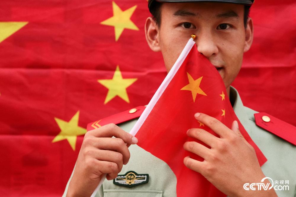 武警官兵用青春告白:祝福祖国 与国旗同框