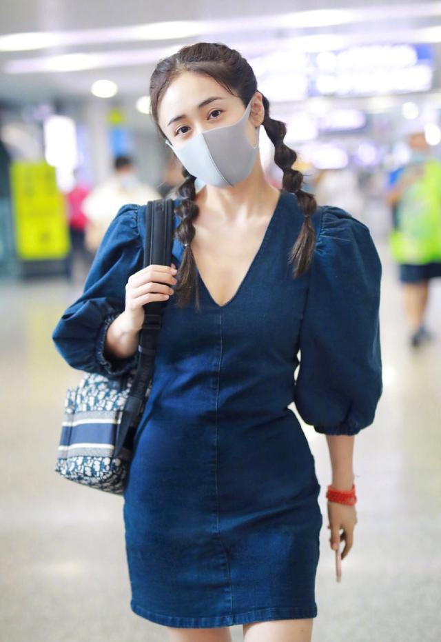 马雅舒越来越有魅力,一袭蓝色印花连衣裙知性优雅,满满的高级感