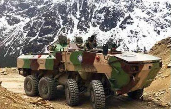 印度在拉达克地区测试“红隼”步兵战车