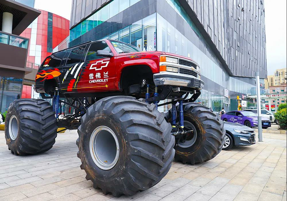 "大脚怪"狂暴登场!"2020雪佛兰suv陆上飞行秀"来了!-新浪汽车