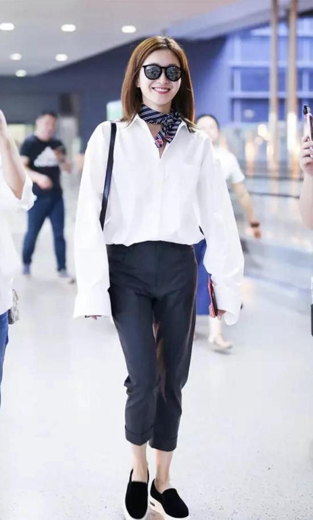 董卿减法穿搭太精致针织上衣配吸烟裤腰带当围巾优雅又大气