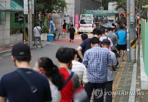 首尔市民排长队做核酸检测（韩联社）