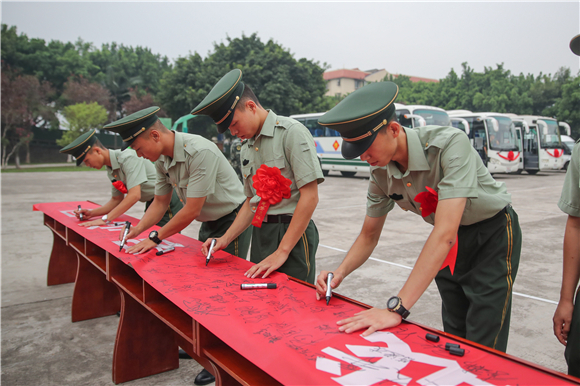 退伍老兵庄严许下"若有战 召必回"承诺.