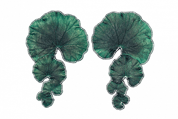 上图为 佳士得拍卖的“天竺葵叶”耳环（’GERANIUM’ EAR PENDANTS ），由四片绿色叶片重叠排列，边缘镶嵌了圆形钻石