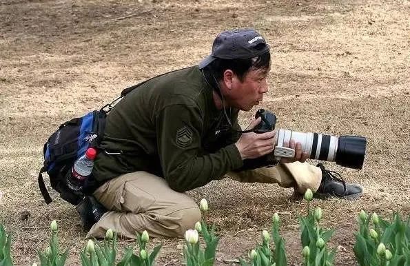 趴在地上这种最容易的姿势,对大爷们来说简直小case.