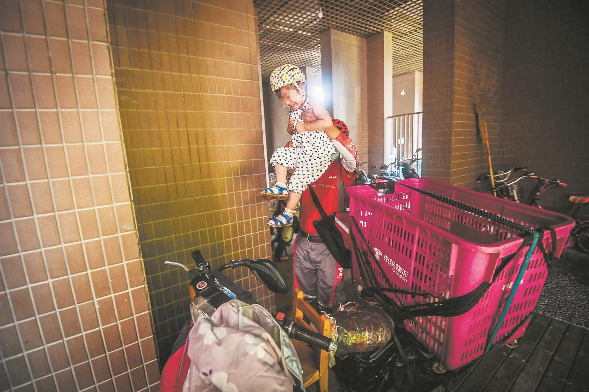 楚天都市报|武汉一快递员腰系脑瘫女儿送快递，居民称其“袋鼠爸爸”