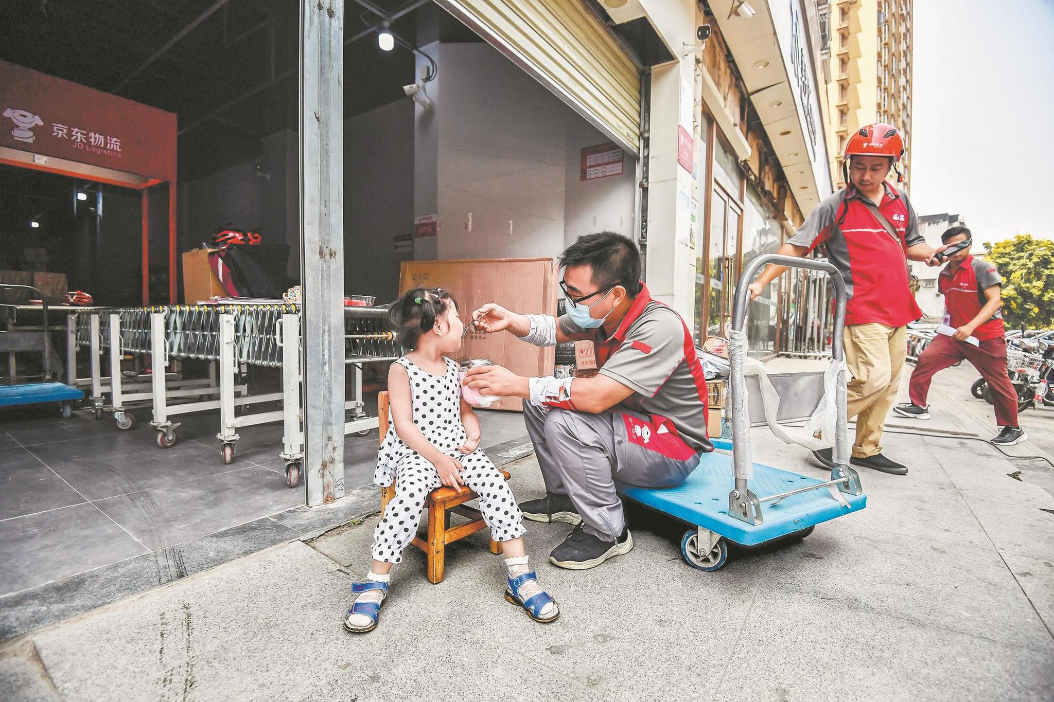 楚天都市报|武汉一快递员腰系脑瘫女儿送快递，居民称其“袋鼠爸爸”