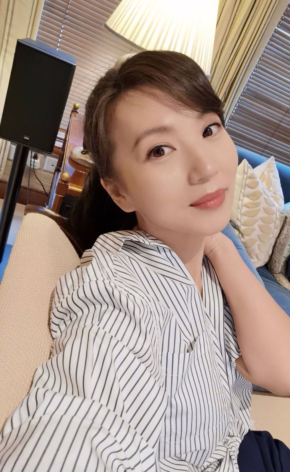 陈好还是那么漂亮晒出自己化妆的照片40岁了几乎没什么变化