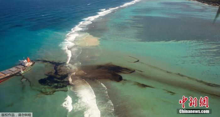 当地时间8月10日，日本货轮搁浅在毛里求斯近海，黑色重油漂浮在海面。