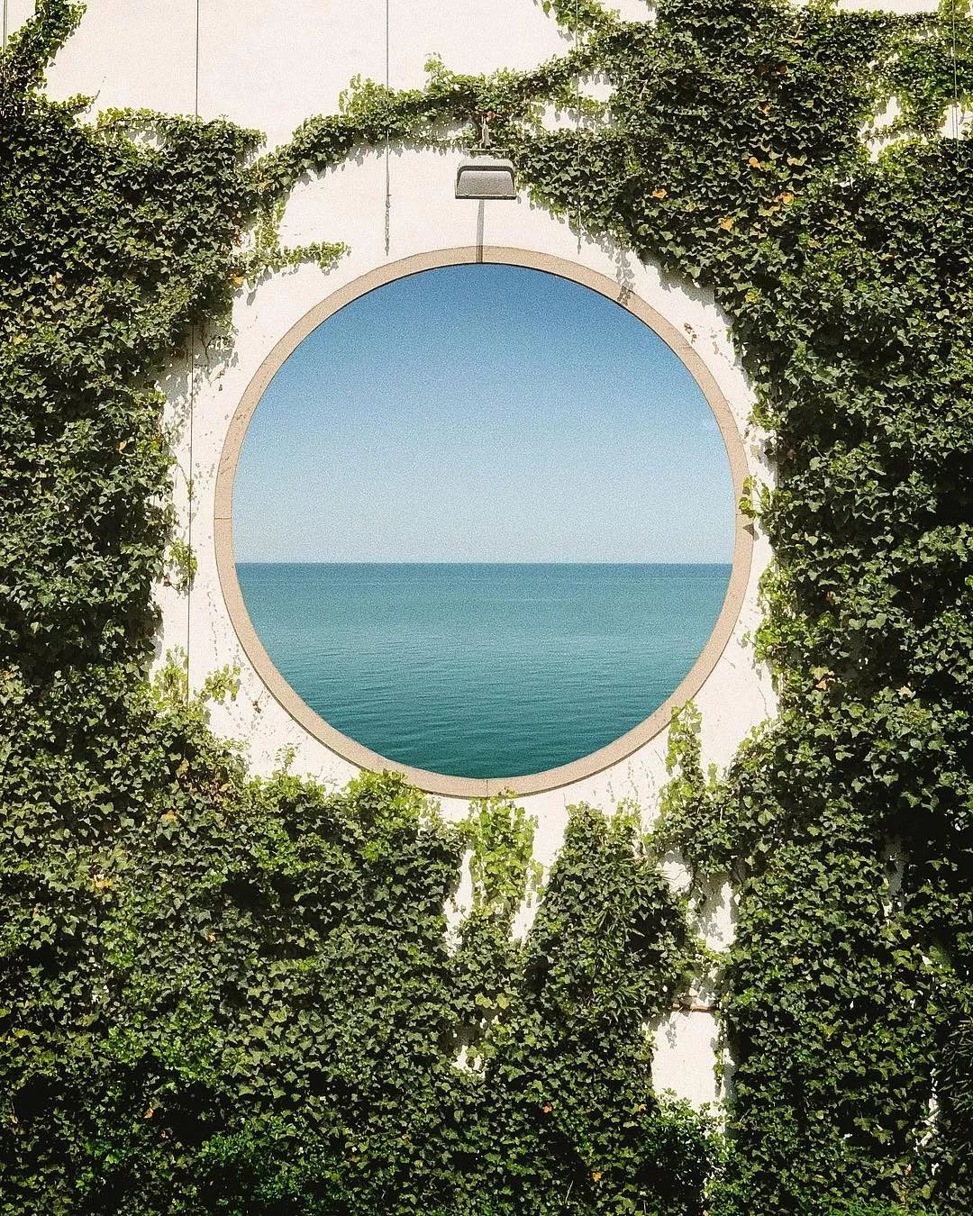 或许真实与虚幻之间 就是一道墙