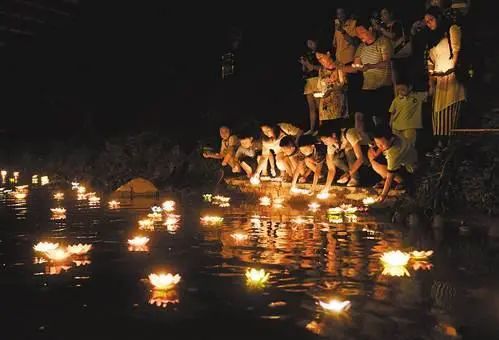 《呼兰河传》中有这样的描写:七月十五是鬼节,呼兰河的习俗是放河灯